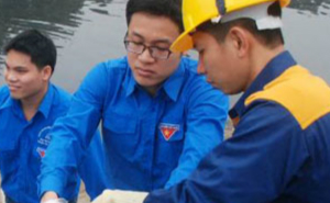 HiPT cùng Đoàn khối Doanh nghiệp ra quân làm sạch sông Tô Lịch